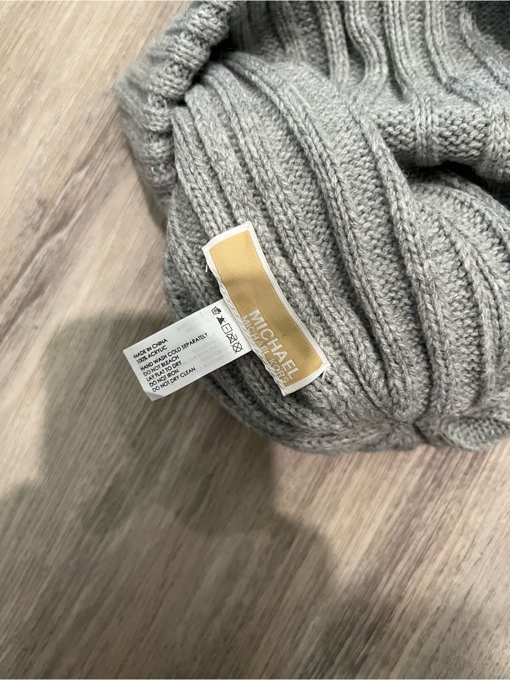 NWT. Michael Kors MK Heather Gray Ribbed Pom Beanie hat with Logo. One size. - Picture 3 of 4